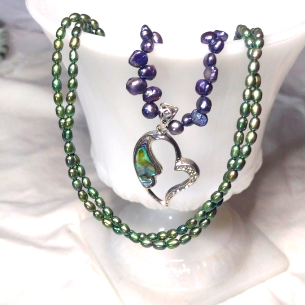 Set of two freshwater pearl necklaces, green and indigo blue